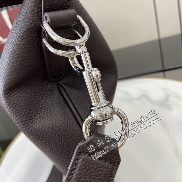 Gucci專櫃古馳最新款Body雙鎖扣粒面軟皮小號男士肩背包 jh2466型號：801887